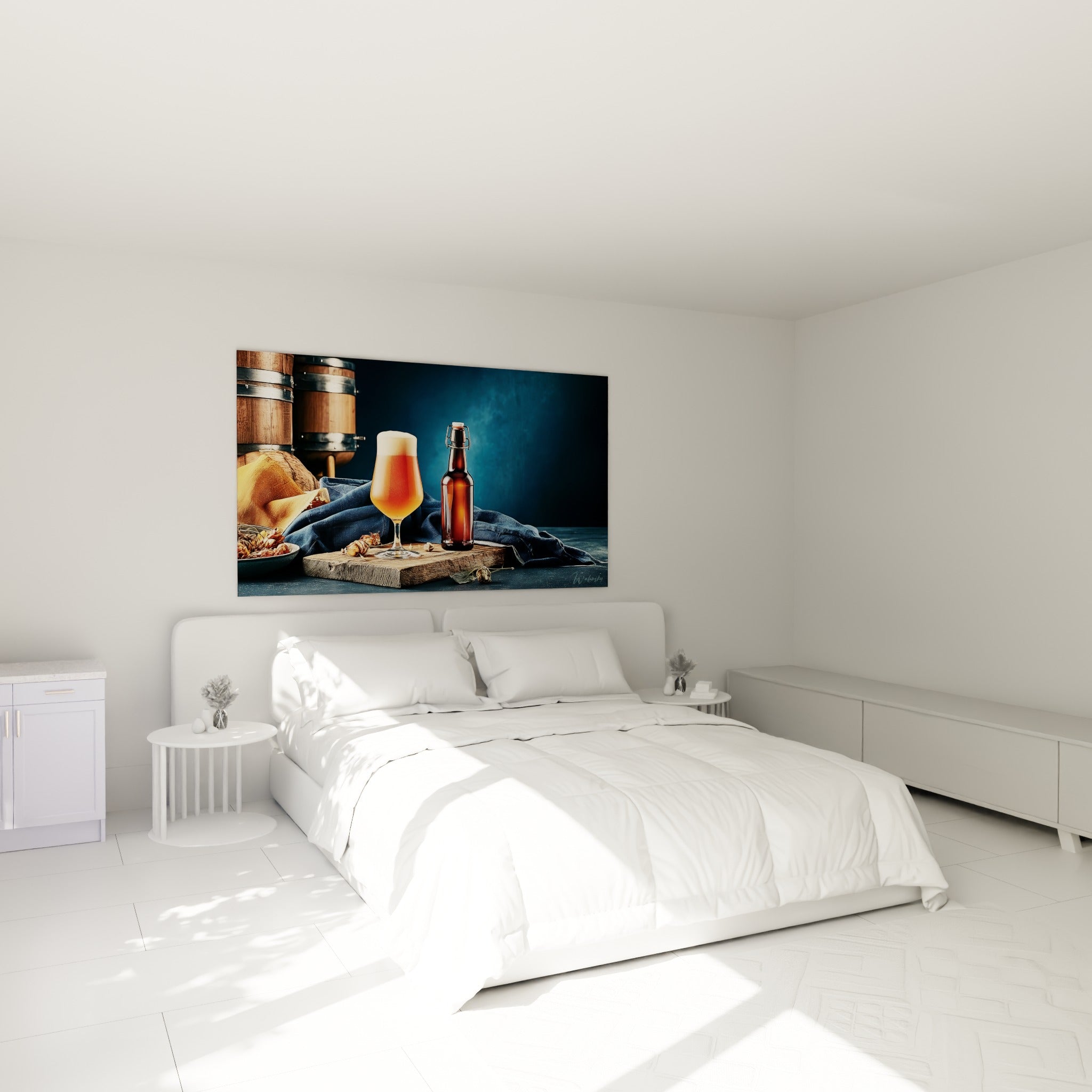 Bouteille de bière fauve et houblon séché accrochés au-dessus d'un lit dans une chambre claire