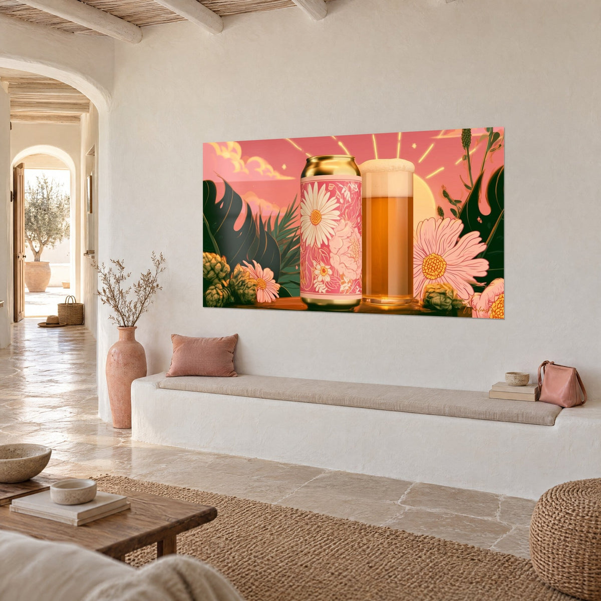 Schilderij schuimend amberkleurig bierpul en kist met witte bloemen, bleekgele zon, grote dennengroene bladeren, bank van een Mediterraans huis