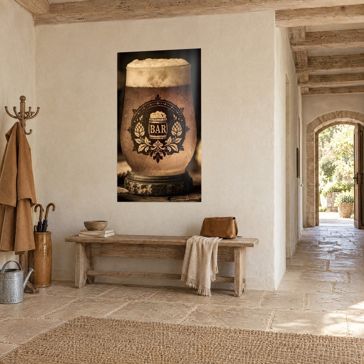 Quadro birra ghiacciata con schiuma cremosa, stemma dorato e marrone, di fronte a un corridoio con volte in pietra, panca in legno chiaro