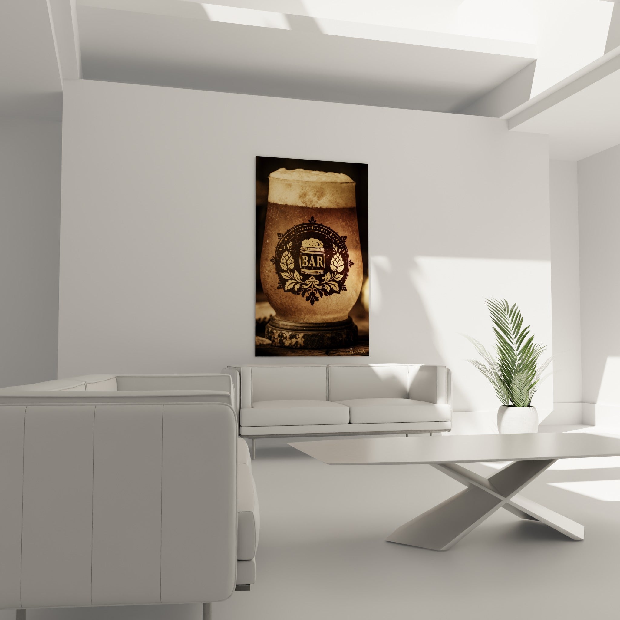 Verre de bière fauve à mousse blanche, emblème doré au houblon, au-dessus d'un canapé dans un salon lumineux
