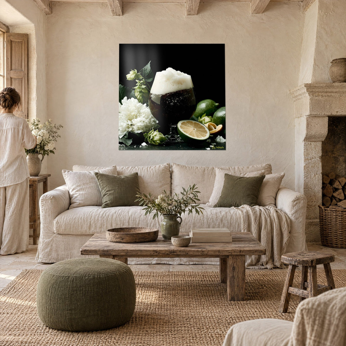 Tableau chope de bière brune coiffée de mousse crème, dahlia blanc et houblon vert, au-dessus d'un canapé dans un salon lumineux
