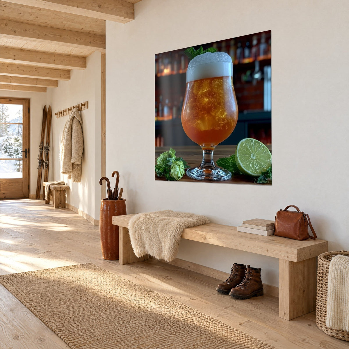 Tableau chope à pied remplie de bière cuivrée, demi-citron vert éclatant et houblon, mur blanc d'une entrée en bois clair