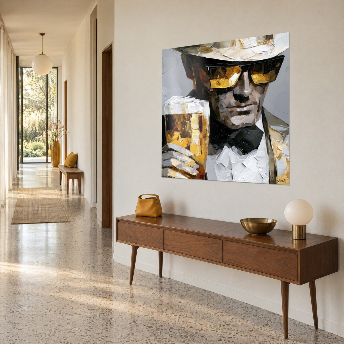 Quadro bevitore elegante con papillon nero, bicchiere di birra giallo e grigio perla, vista di tre quarti sopra una credenza in legno
