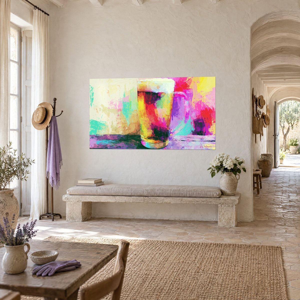 Tableau chope de bière coiffée d'écume blanche, touches magenta et jaunes sur fond turquoise, accroché dans un couloir provençal