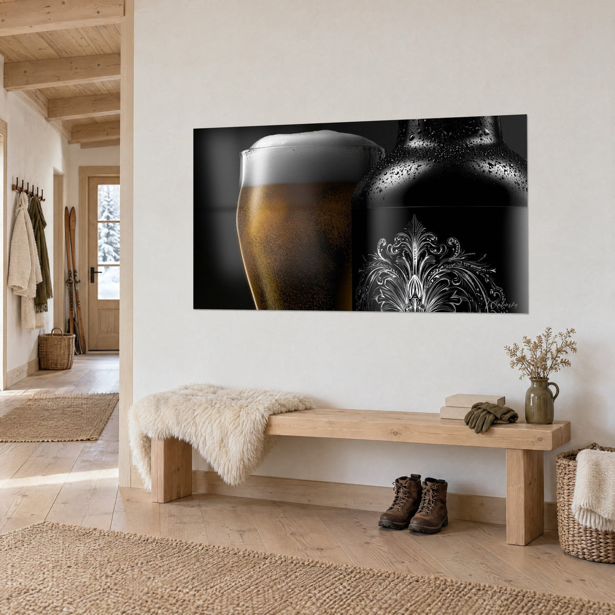 Tableau pinte ambrée coiffée d'écume crémeuse, bouteille noire ornée d'arabesques argentées, mur crème et banc en bois clair du chalet