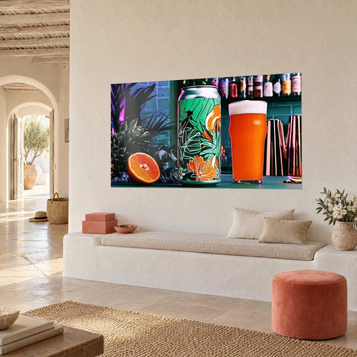 Cuadro con jarra de cerveza ámbar de espuma blanca y lata tropical verde esmeralda, naranja sanguina cortada, vista de tres cuartos de un banco de yeso