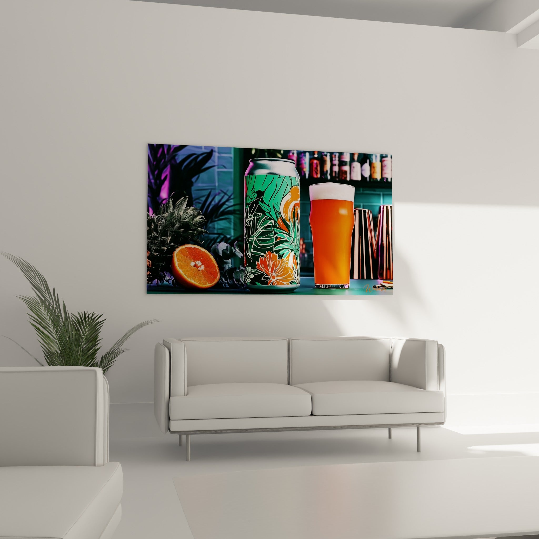 Verre de bière ambrée et canette illustrée orange vif au-dessus d'un canapé dans un salon lumineux