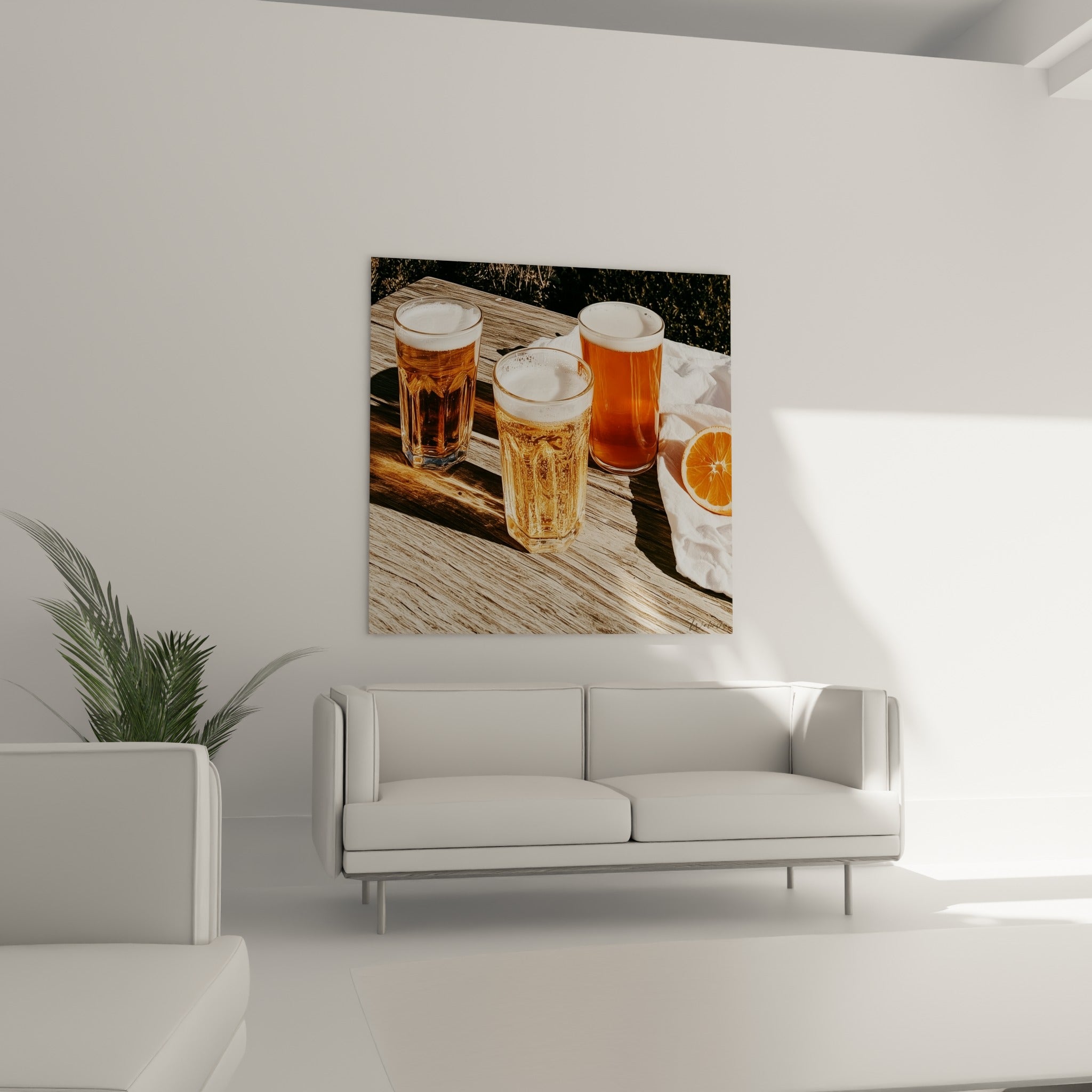 Verres de bière dorée et ambrée sur bois patiné, au-dessus d'un canapé dans un salon lumineux