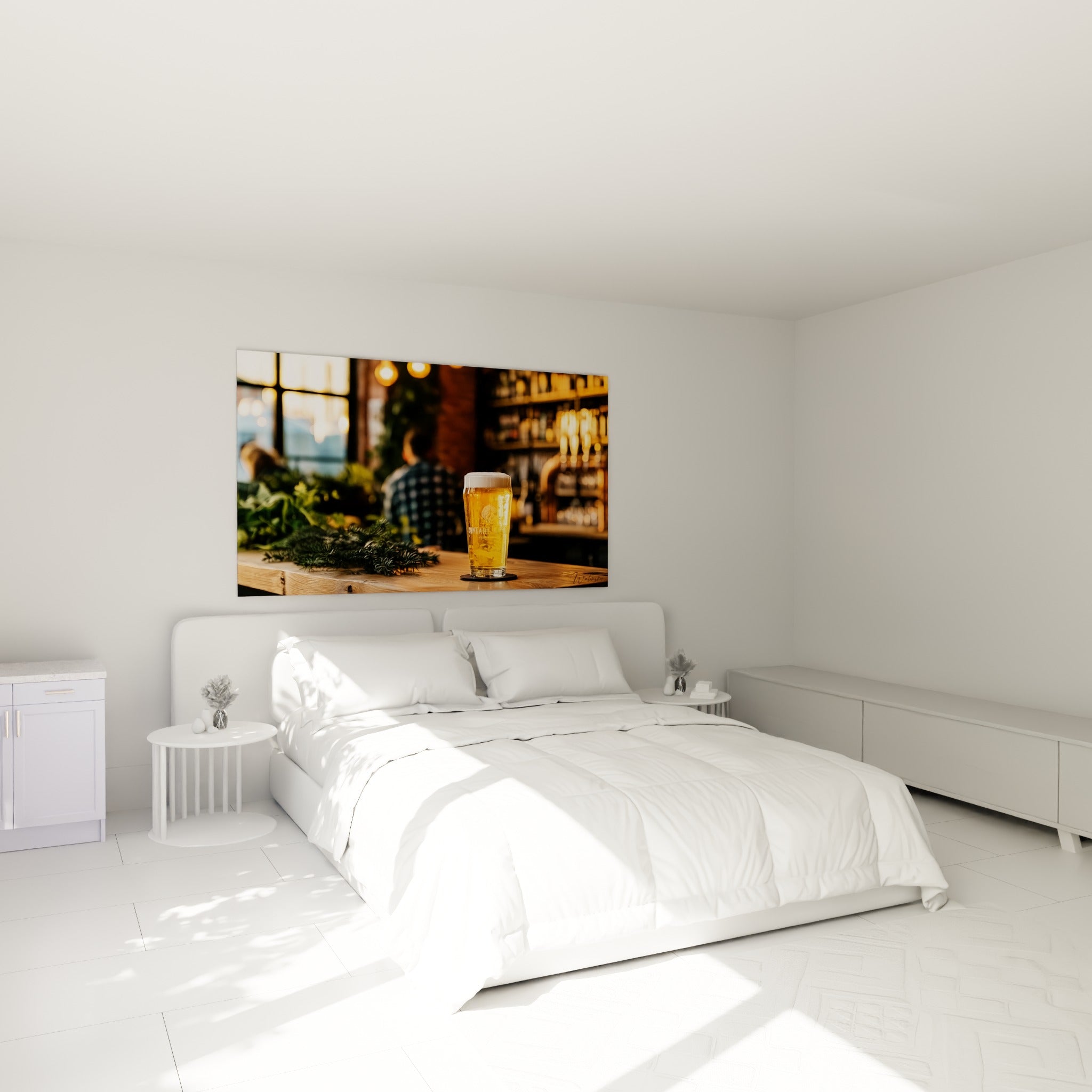 Bière dorée et mousse blanche sur bois, au-dessus d'un lit dans une chambre claire