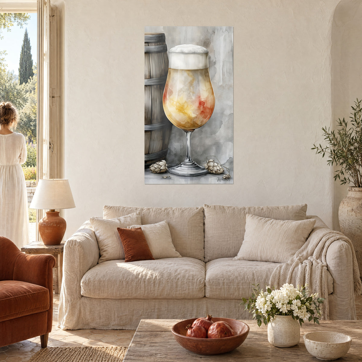 Tableau ballon à bière couronné de mousse, reflets ambre et rouge, tonneau gris, au-dessus d'un canapé dans un salon lumineux