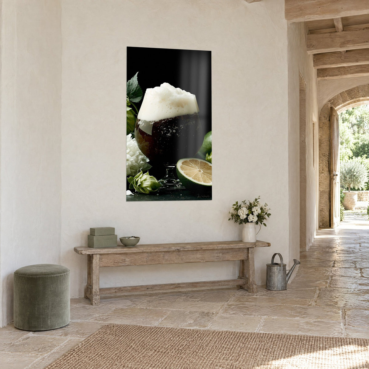 Gemälde Dunkles Bernsteinfarbenes Bierglas mit weißer Schaumkrone, weiße Blüte und halbe Limette, auf heller Steinwand, Dreiviertelansicht