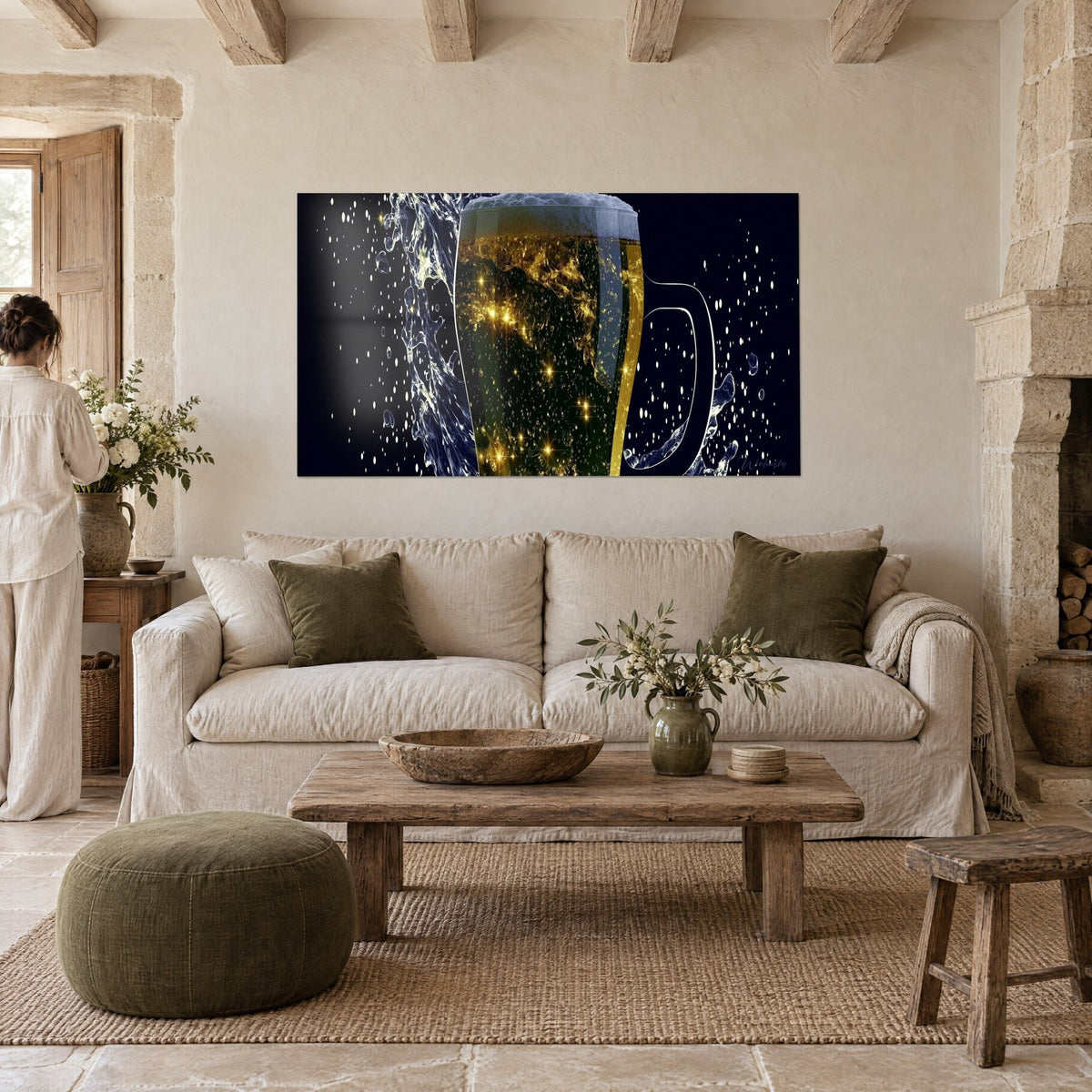 Tableau chope de bière mousseuse aux éclats dorés sur fond bleu nuit, deux personnes de dos au-dessus d'un canapé dans un salon lumineux