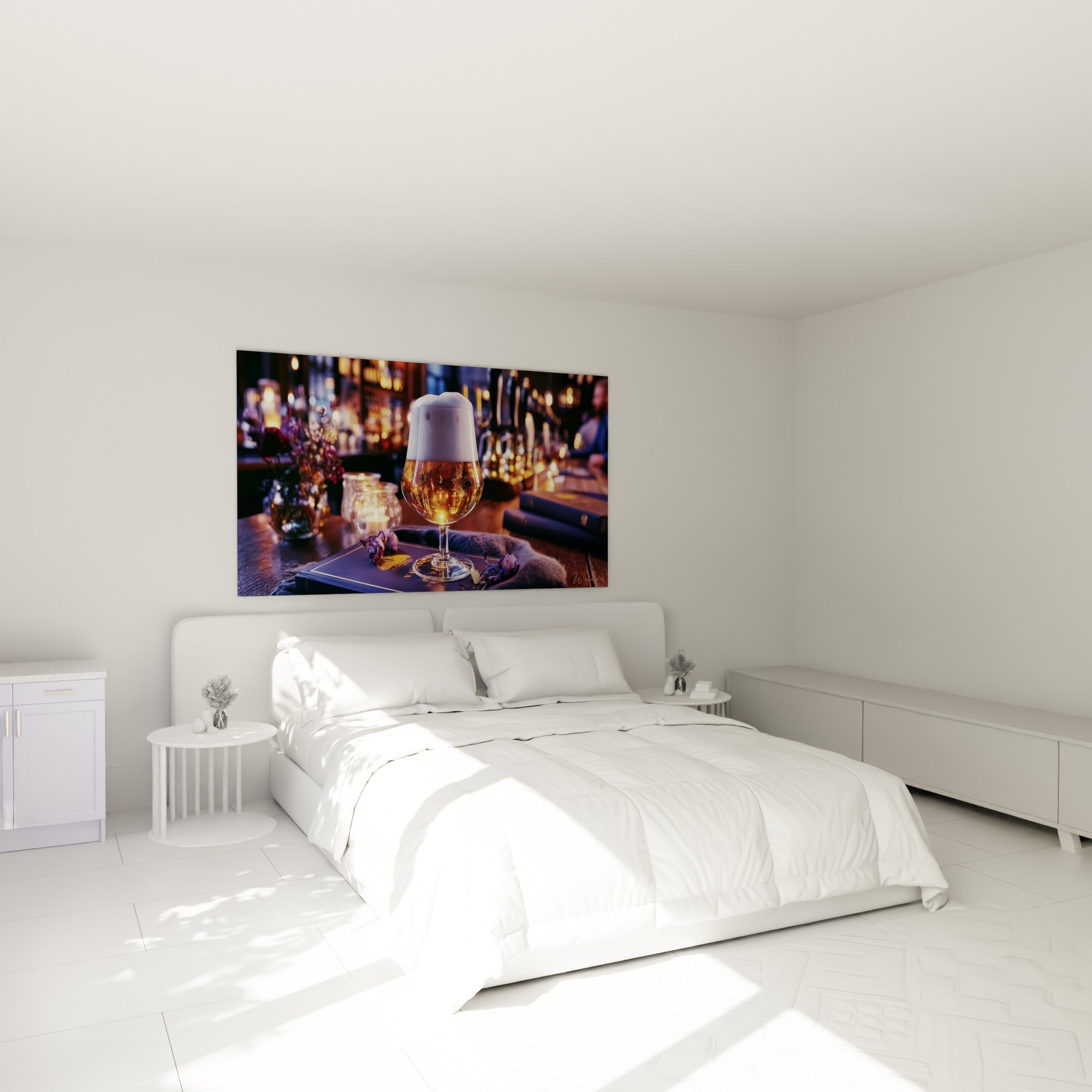 Bière dorée et mousse blanche au-dessus d'un lit dans une chambre claire, tons violets