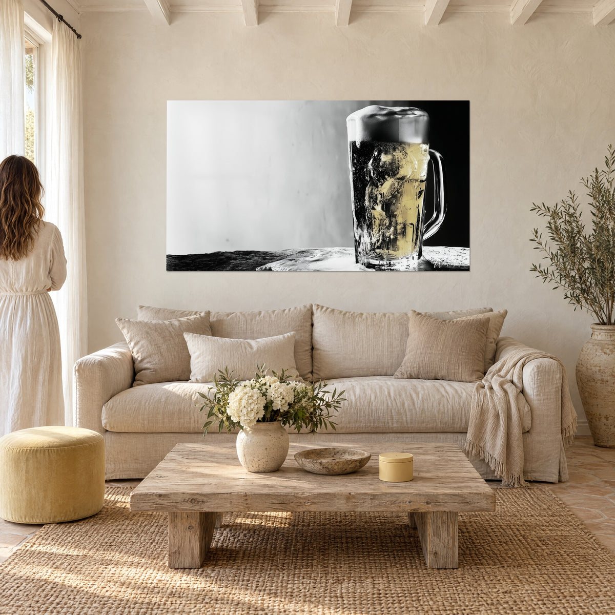Tableau chope de bière mousseuse en noir et blanc, liquide doré, mur ivoire, au-dessus d'un canapé dans un salon lumineux