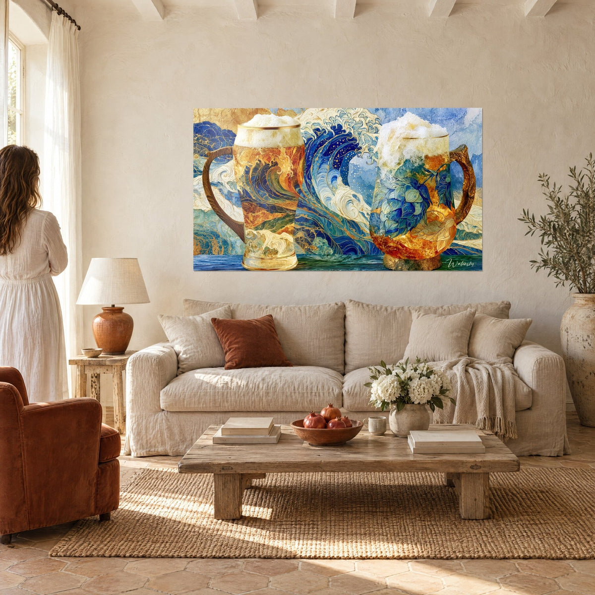 Tableau deux chopes de bière mousseuses sur grande vague bleue et or, femme de dos, au-dessus d'un canapé dans un salon lumineux