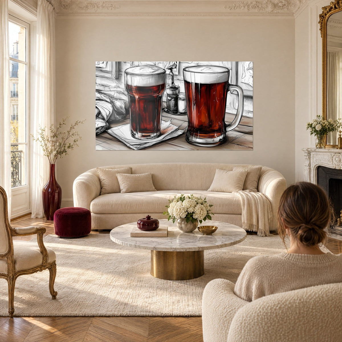 Tableau deux chopes de bière brune au col mousseux, croquis noir sur fond blanc, au-dessus d'un canapé dans un salon lumineux