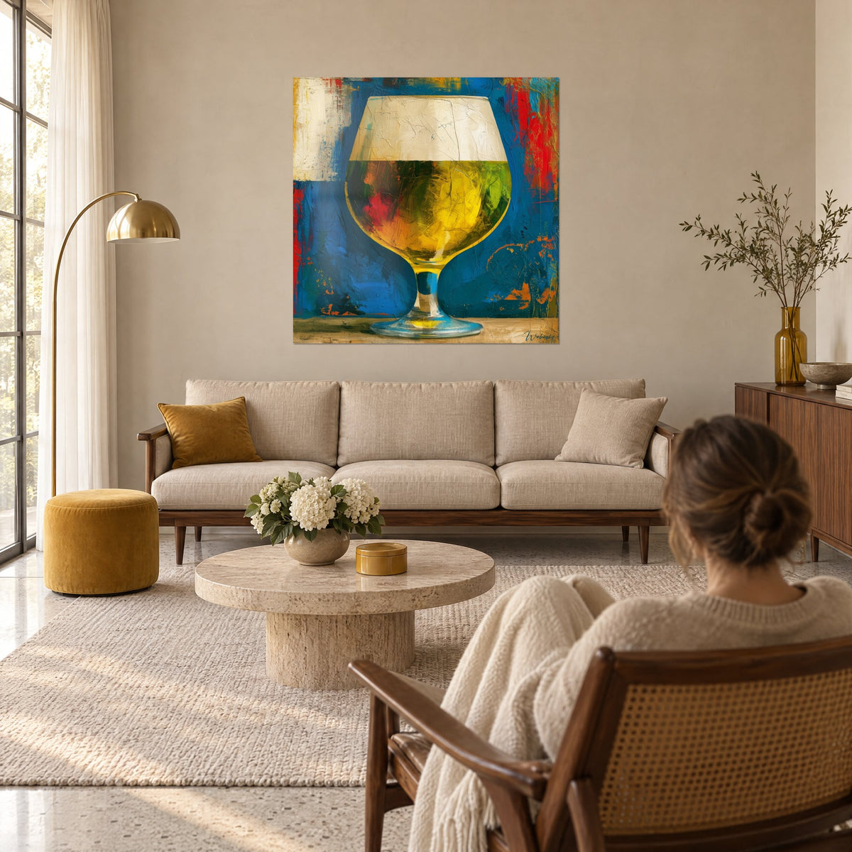 Tableau ballon à bière jaune citron, mousse crème, fond bleu et rouge, une femme de dos, au-dessus d'un canapé dans un salon lumineux