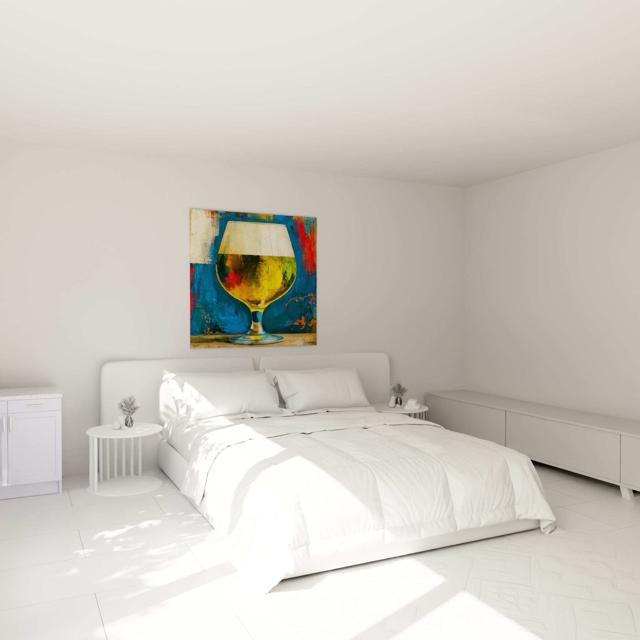 Bière dorée servie dans un verre ballon accroché au-dessus d'un lit dans une chambre claire