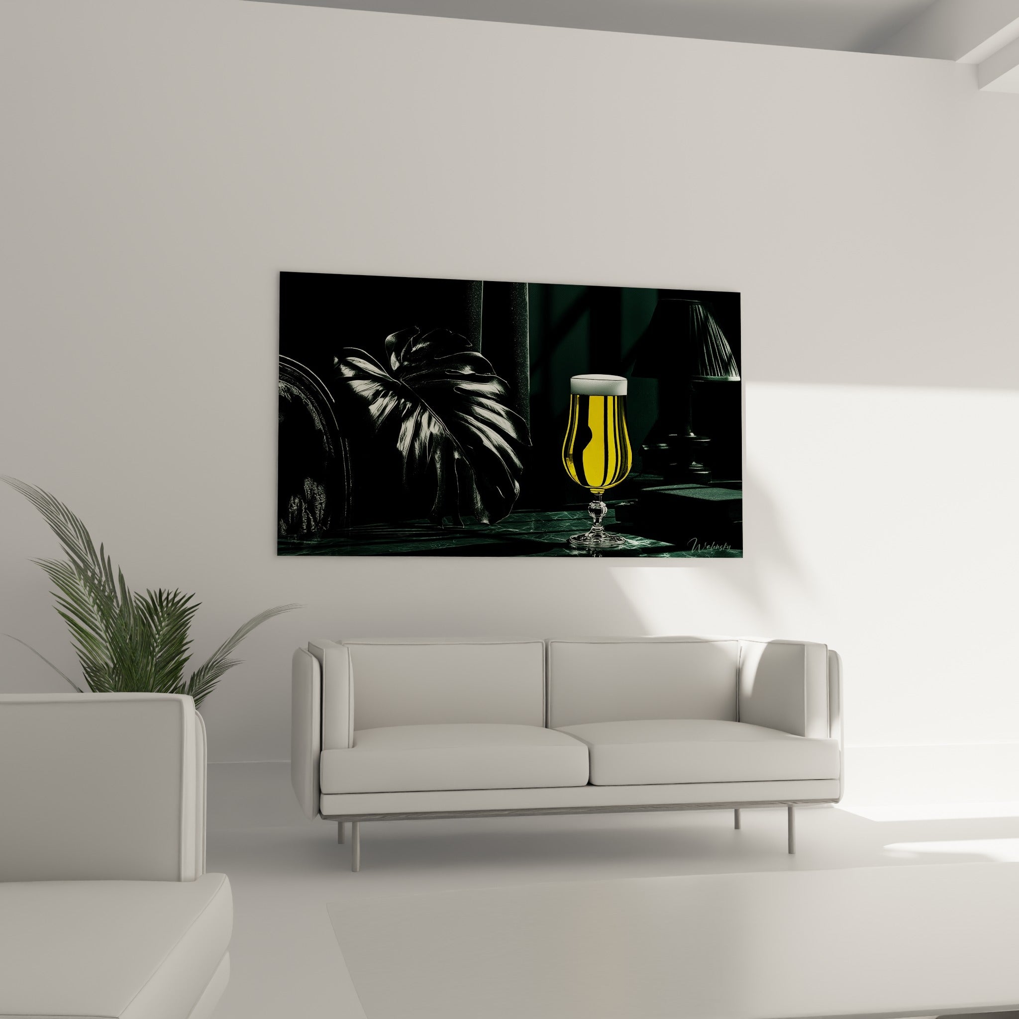 Bière jaune et mousse blanche contrastant avec un décor anthracite, au-dessus d'un canapé dans un salon lumineux