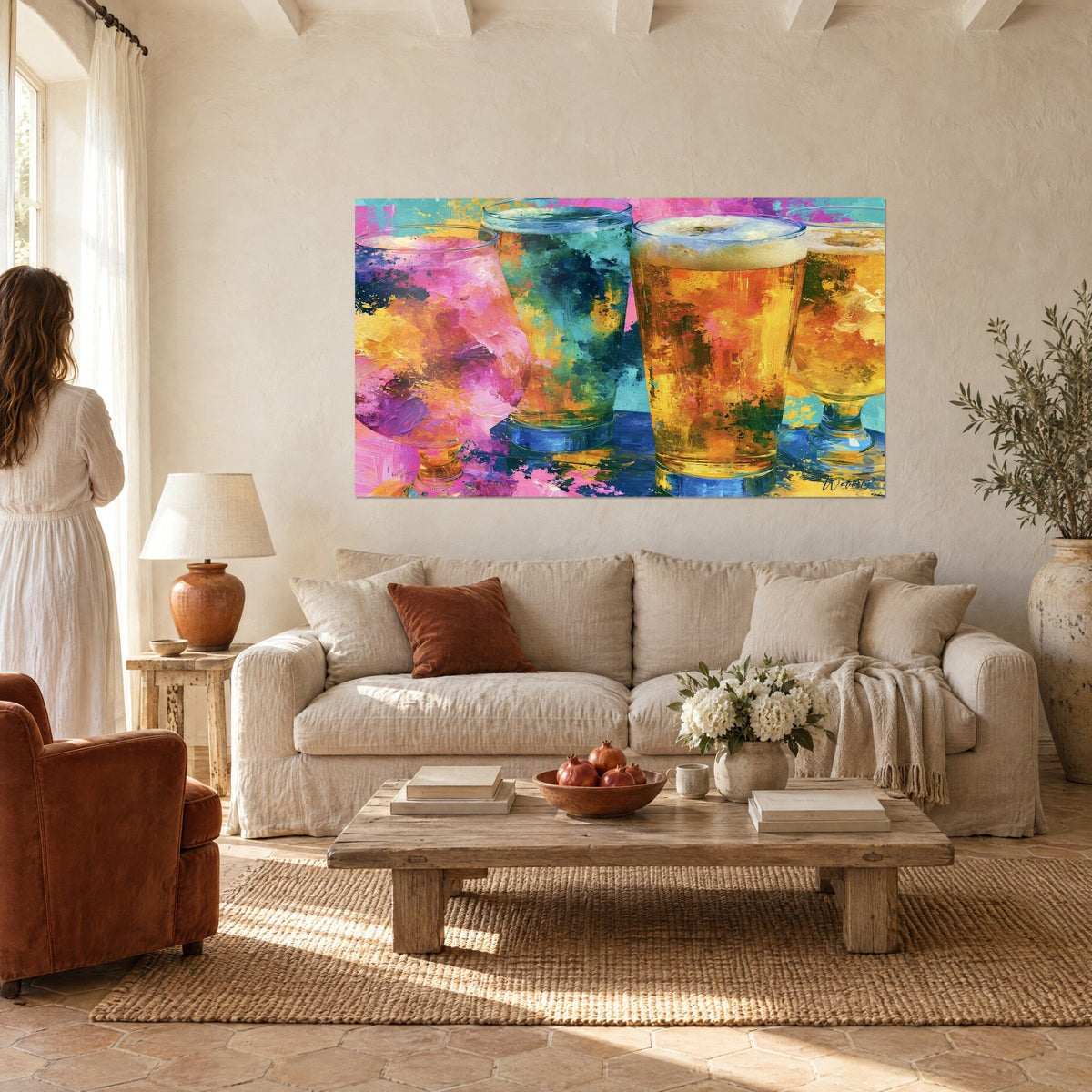 Gemälde Quartett aus Biergläsern in Rosa, Türkis und Gold, weißer Schaum, zwei Personen von hinten über einem Sofa in einem hellen Wohnzimmer