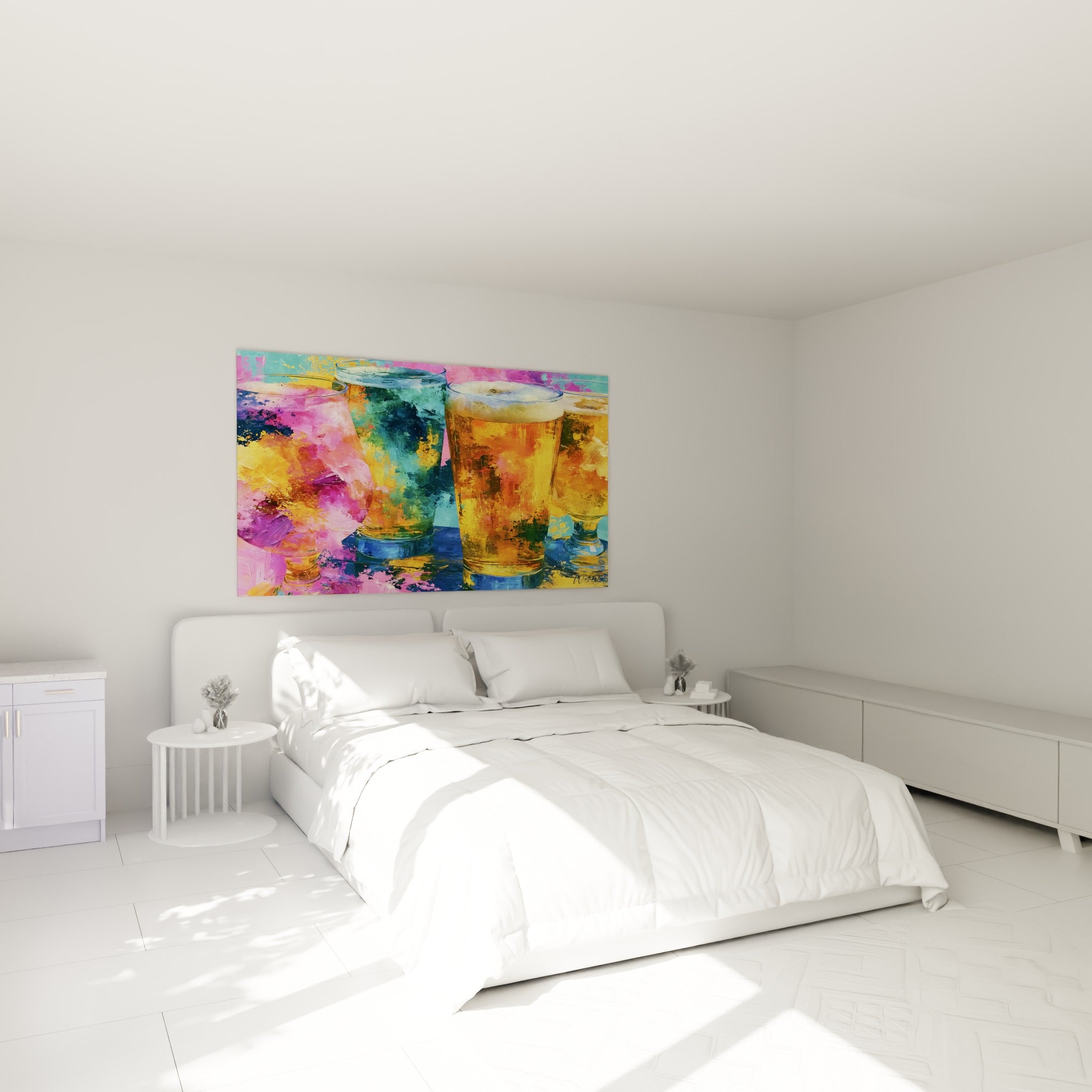 Verres de bière dorés et magenta peints avec vivacité, accrochés au-dessus d'un lit dans une chambre claire