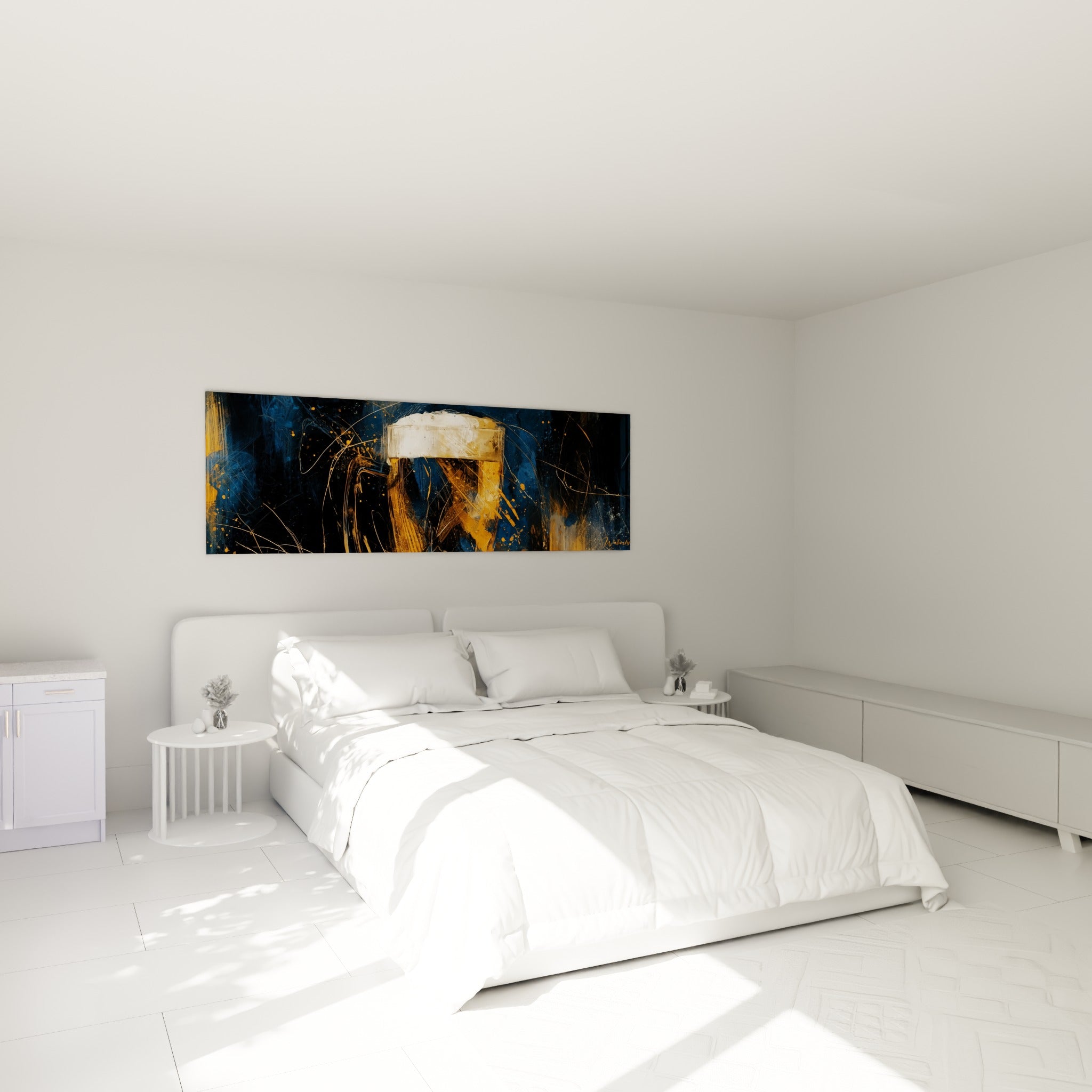 Mousse blanche débordant d'une chope dorée au-dessus d'un lit dans une chambre claire