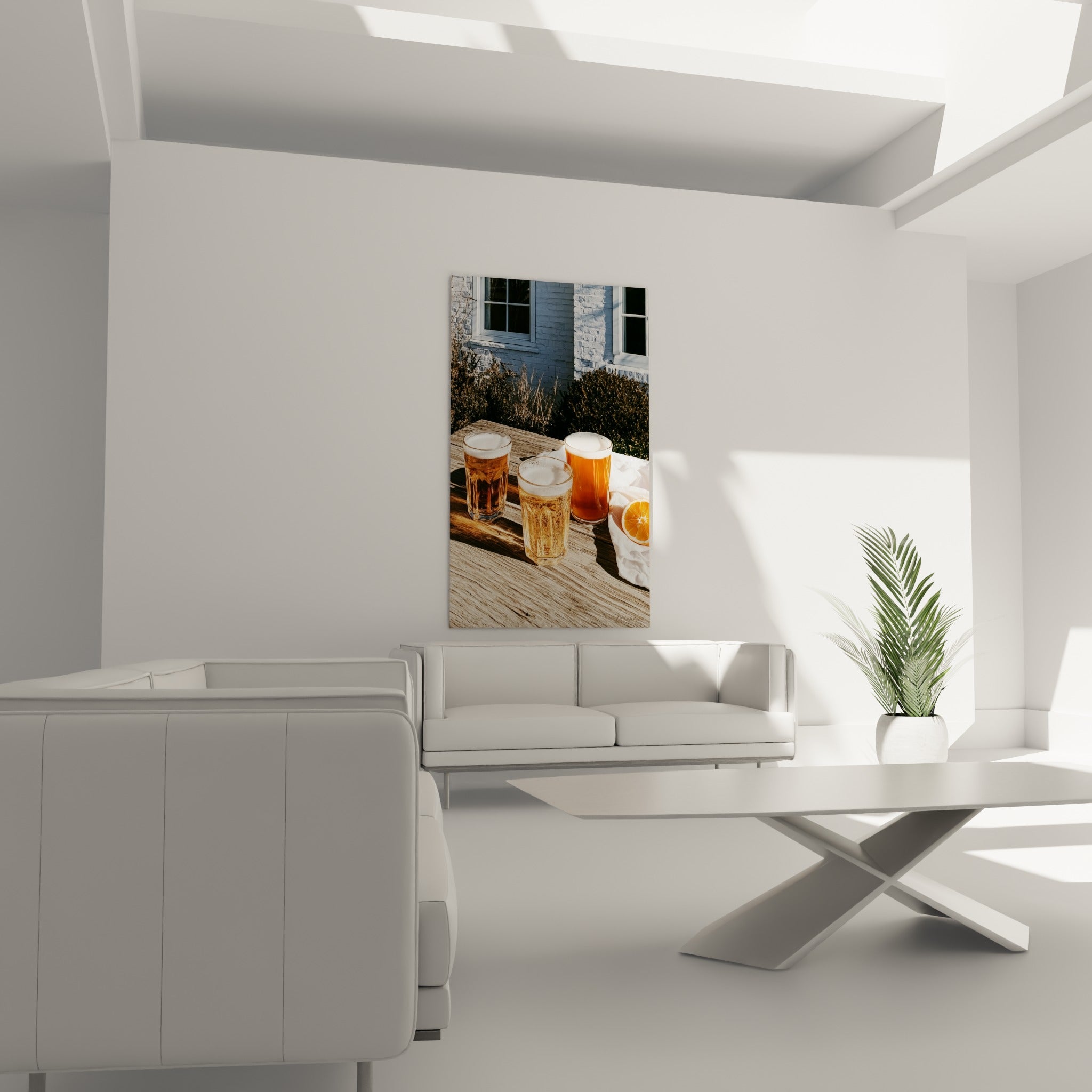 Bières dorées et linge blanc froissé au-dessus d'un canapé dans un salon lumineux