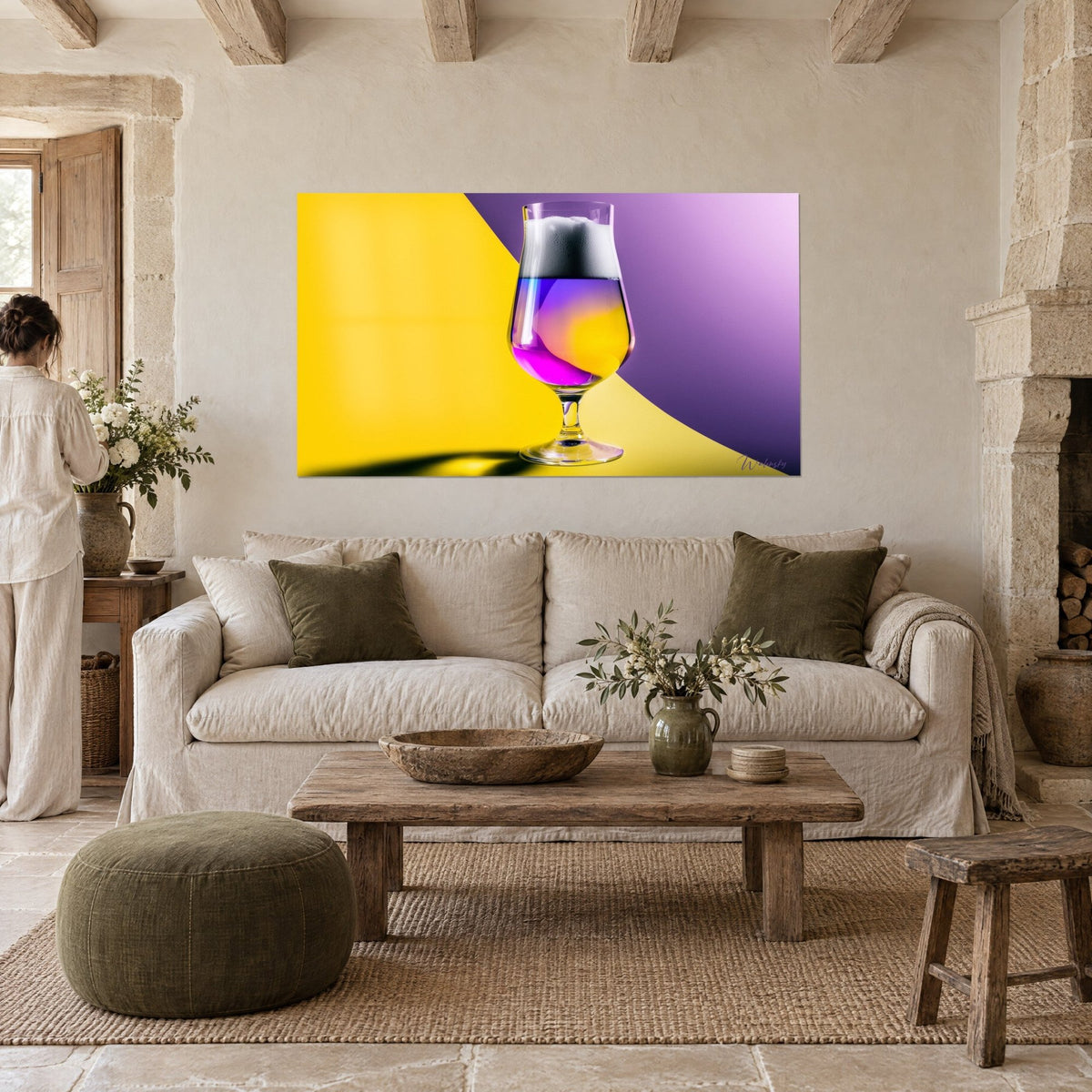 Gemälde Tulpenglas auf Fuß mit weißer Schaumkrone, violette und gelbe Flüssigkeit auf zweifarbigem Hintergrund, Leinensofa, Salon mit hellem Steinwand
