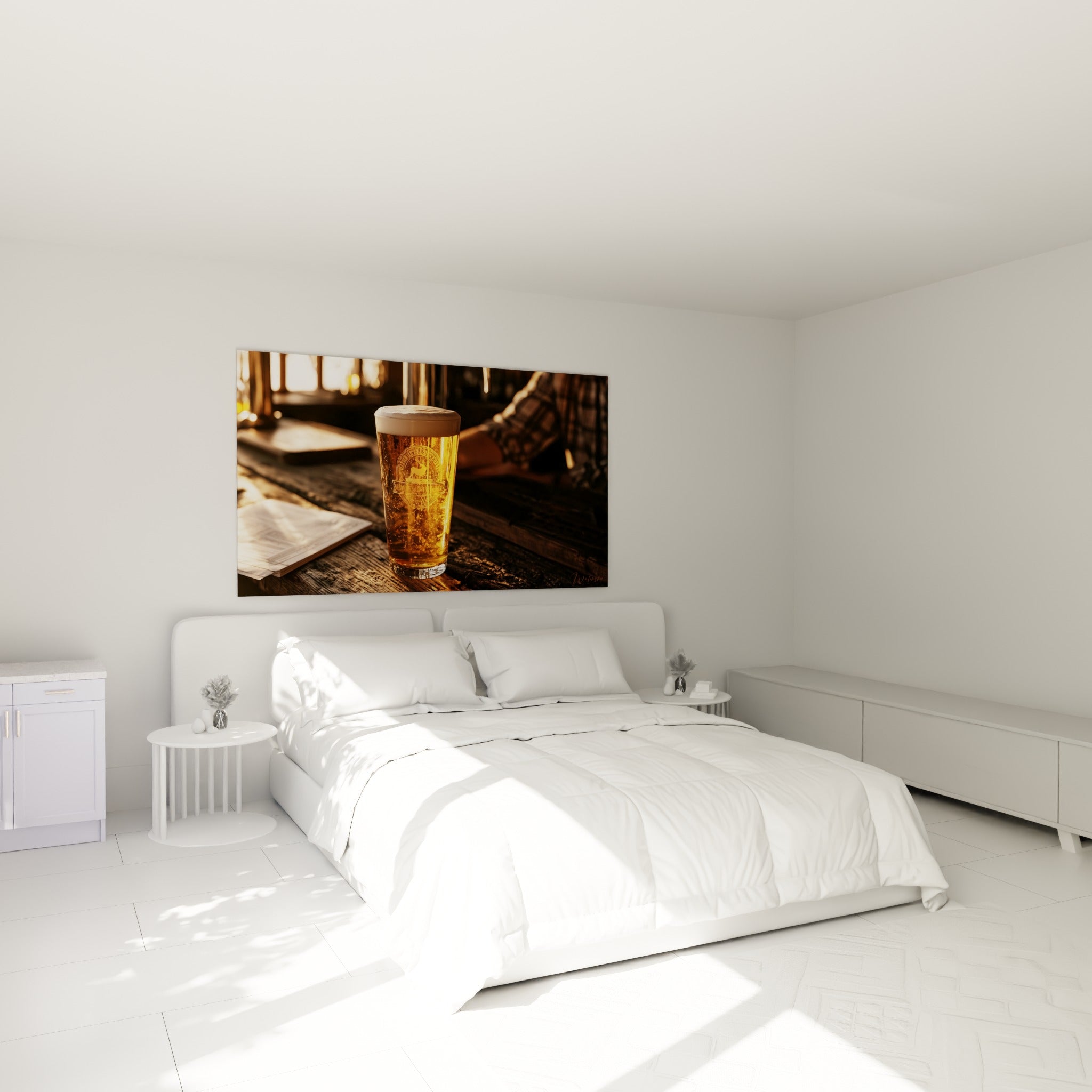 Pinte ambrée et mousse crémeuse illustrées au-dessus d'un lit dans une chambre claire