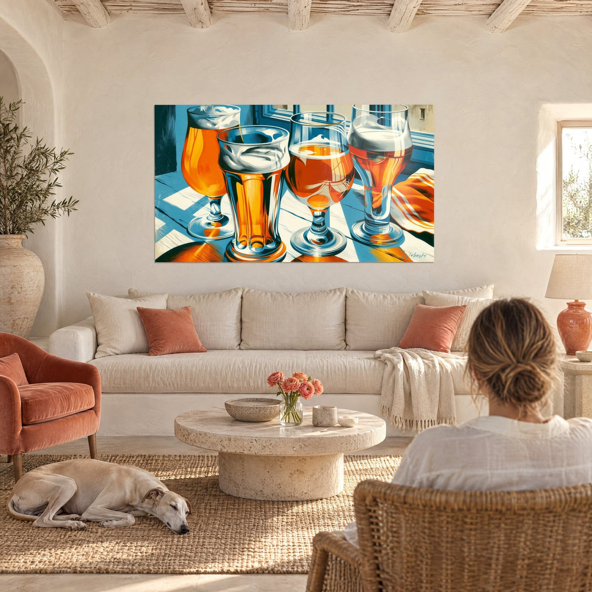 Tableau quatre chopes de bière dorée aux reflets bleus, mousse crémeuse, deux personnes de dos, au-dessus d'un canapé dans un salon lumineux