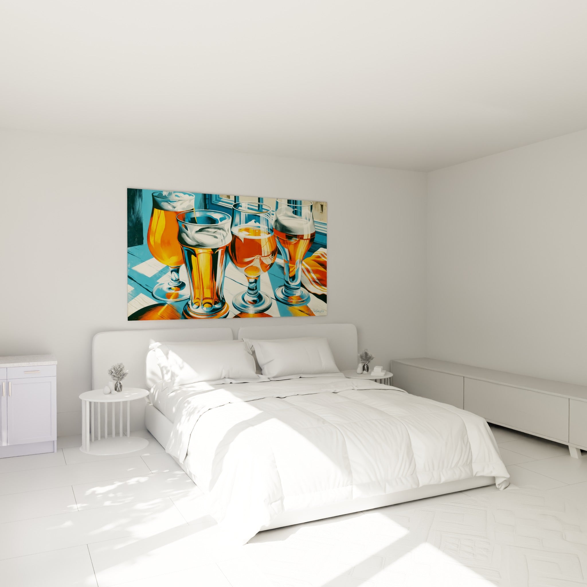 Verres de bière orange et mousse blanche accrochés au-dessus d'un lit dans une chambre claire