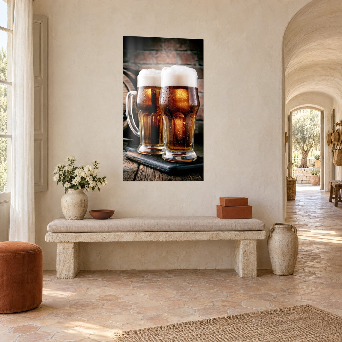 Tableau pintes de bière dorée coiffées de mousse crémeuse, briques rouges en fond, vue en biais dans un couloir voûté du mas