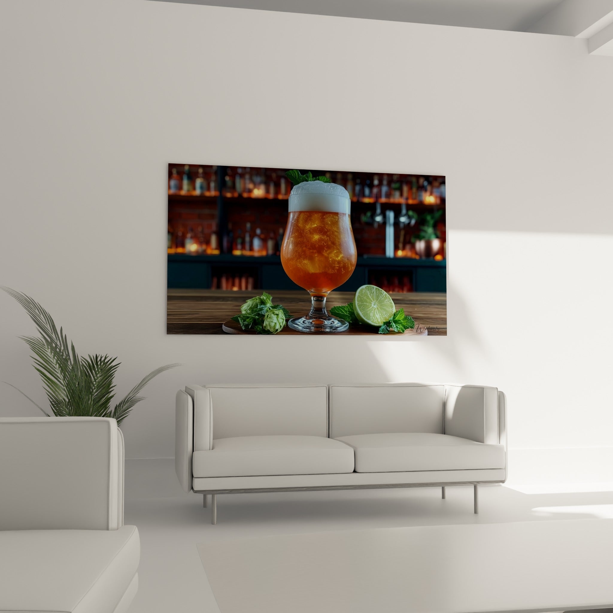 Boisson houblonnée ambrée et menthe fraîche au-dessus d'un canapé dans un salon lumineux