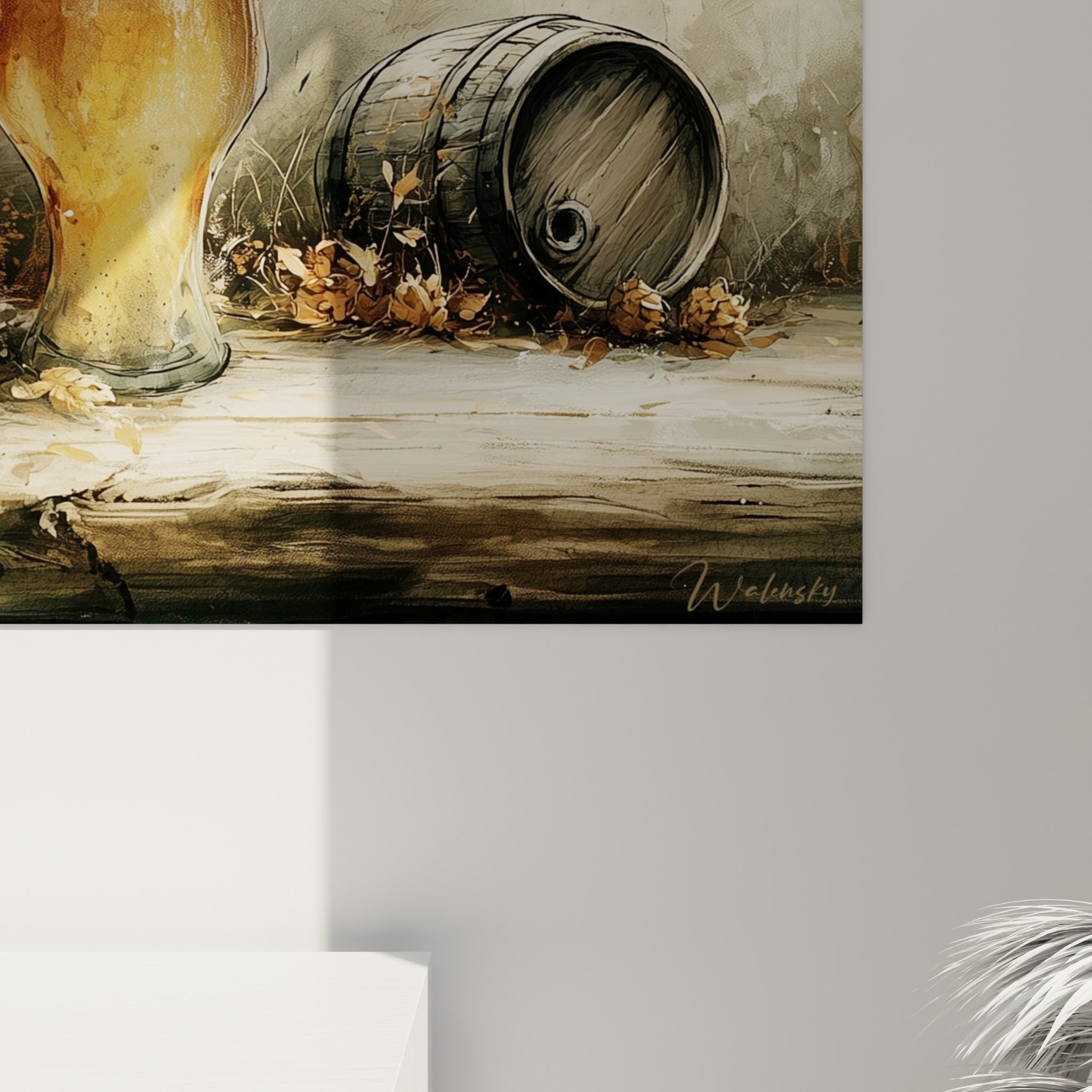 Mousse blanche et liquide ambré du verre de bière se mêlant aux textures grises de la peinture