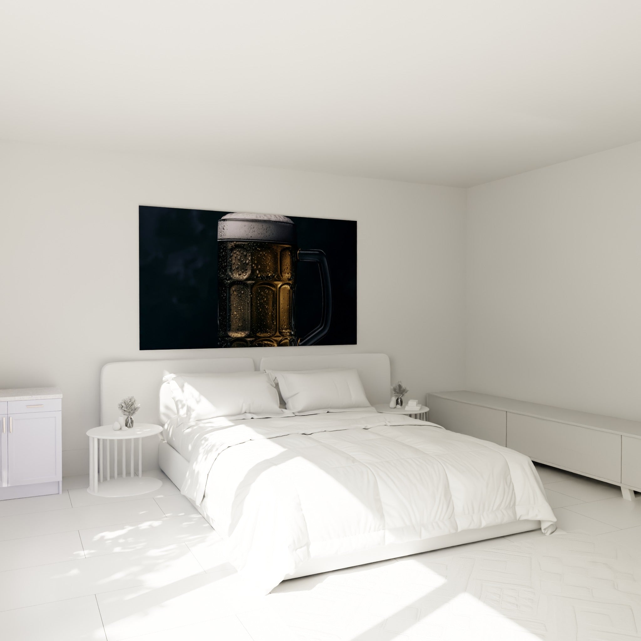 Mousse crémeuse et liquide doré d'une bière glacée, tableau accroché au-dessus d'un lit dans une chambre claire