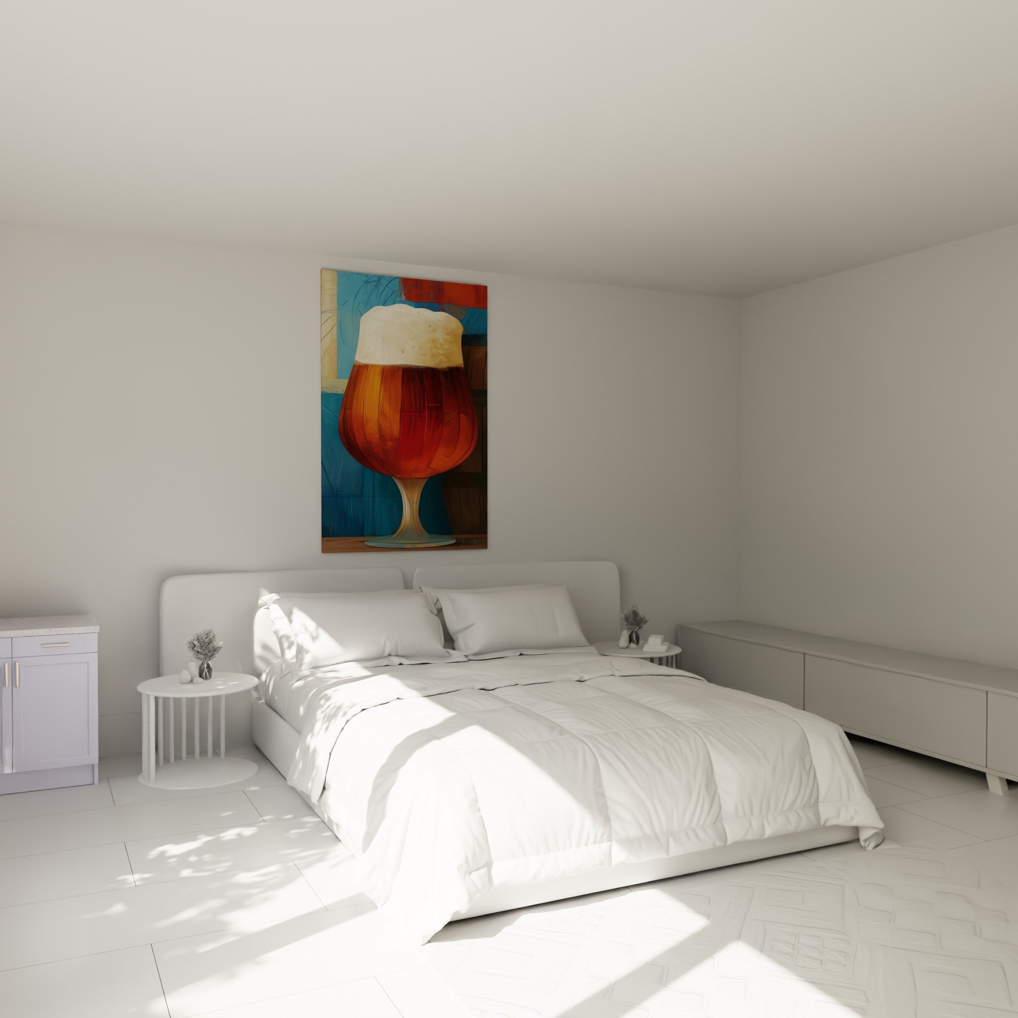 Mousse crème et liquide ambré du verre de bière au-dessus d'un lit dans une chambre claire