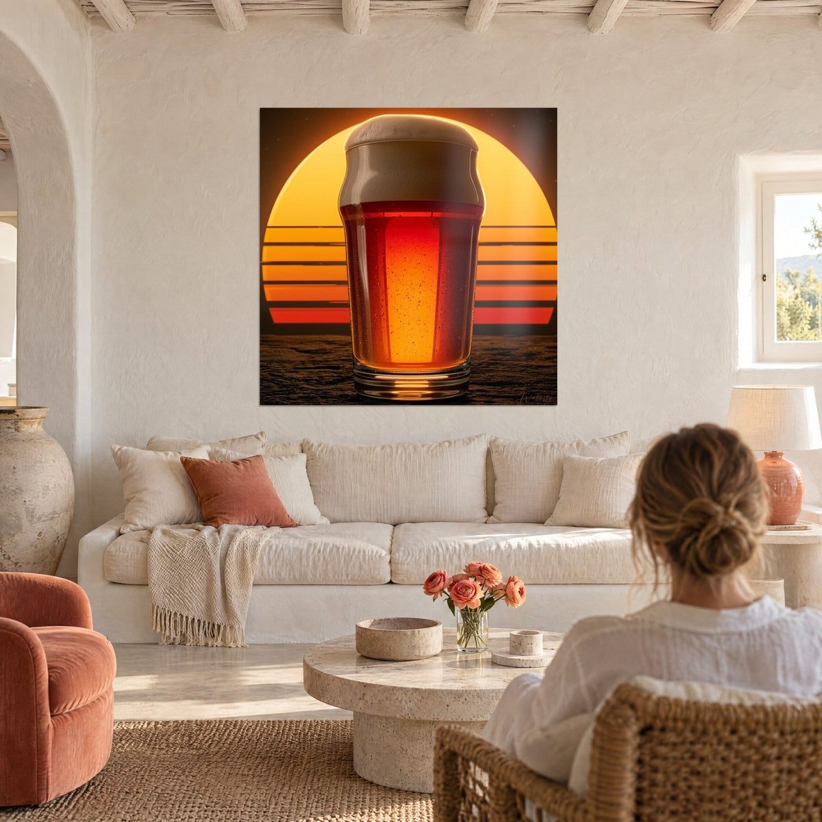 Tableau pinte de bière ambrée sous un soleil orange rayé de rouge, au-dessus d'un canapé dans un salon lumineux