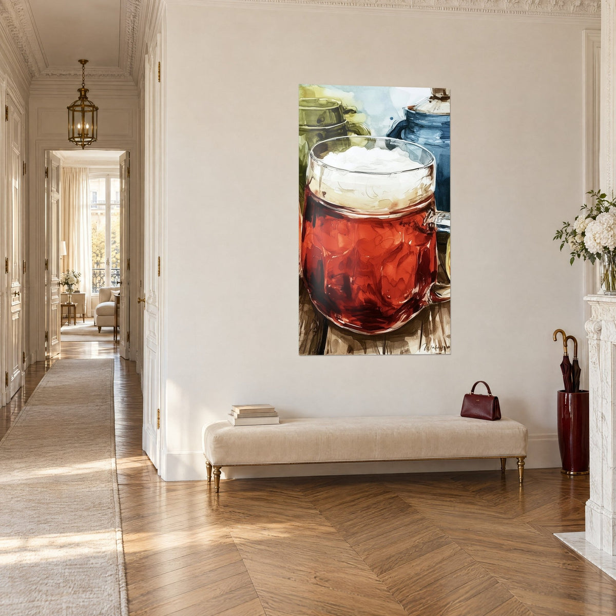 Quadro bicchiere da birra bock in vetro ambrato rosso sotto schiuma bianca traboccante, brocca blu cobalto, in un corridoio luminoso in stile haussmanniano