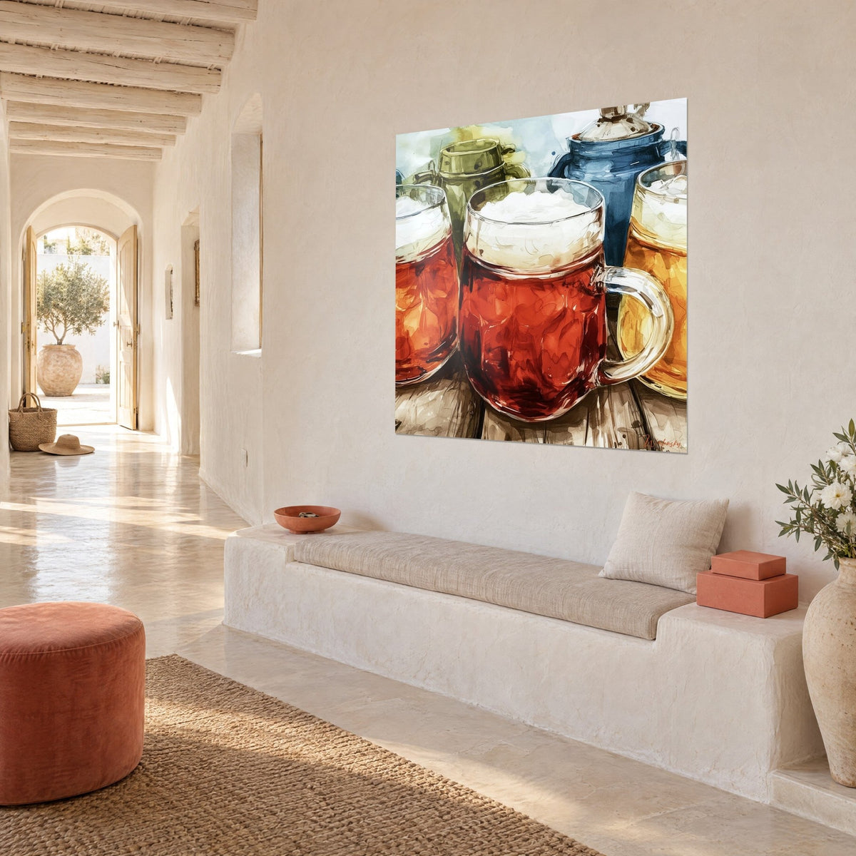 Quadro di pinta rubino sormontata da schiuma bianca, brocca blu cobalto sullo sfondo, acquerello appeso in vista di tre quarti in una casa mediterranea