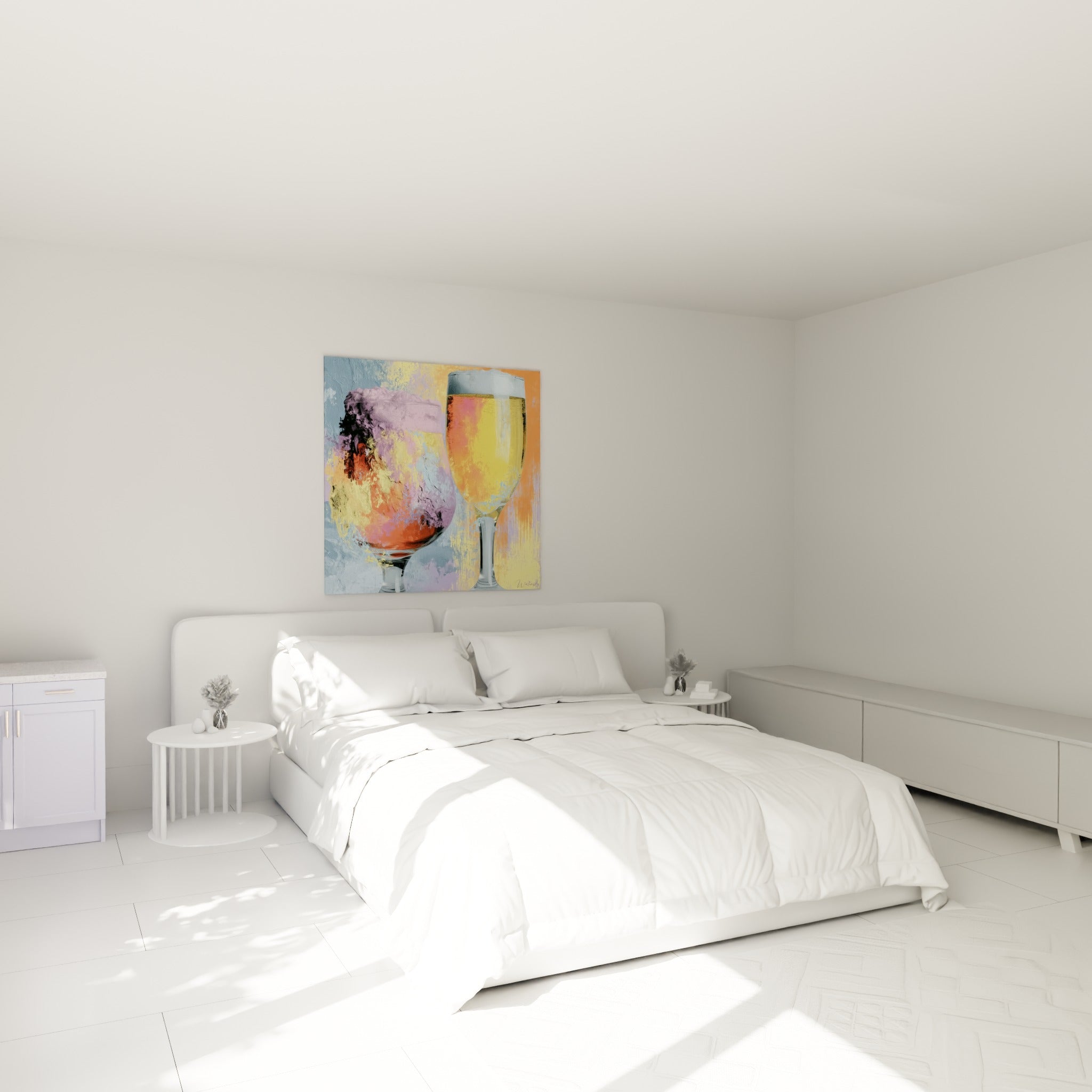 Bière aux couleurs orange et bleu pastel dans deux verres, accrochée au-dessus d'un lit dans une chambre claire