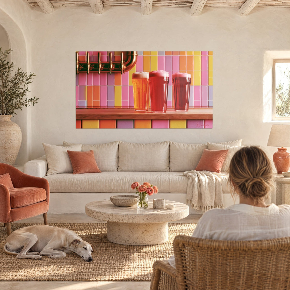 Quadro con tre boccali di birra ambrata e rossa, schiuma rosa, rubinetti dorati su piastrelle rosa, sopra un divano in un soggiorno luminoso