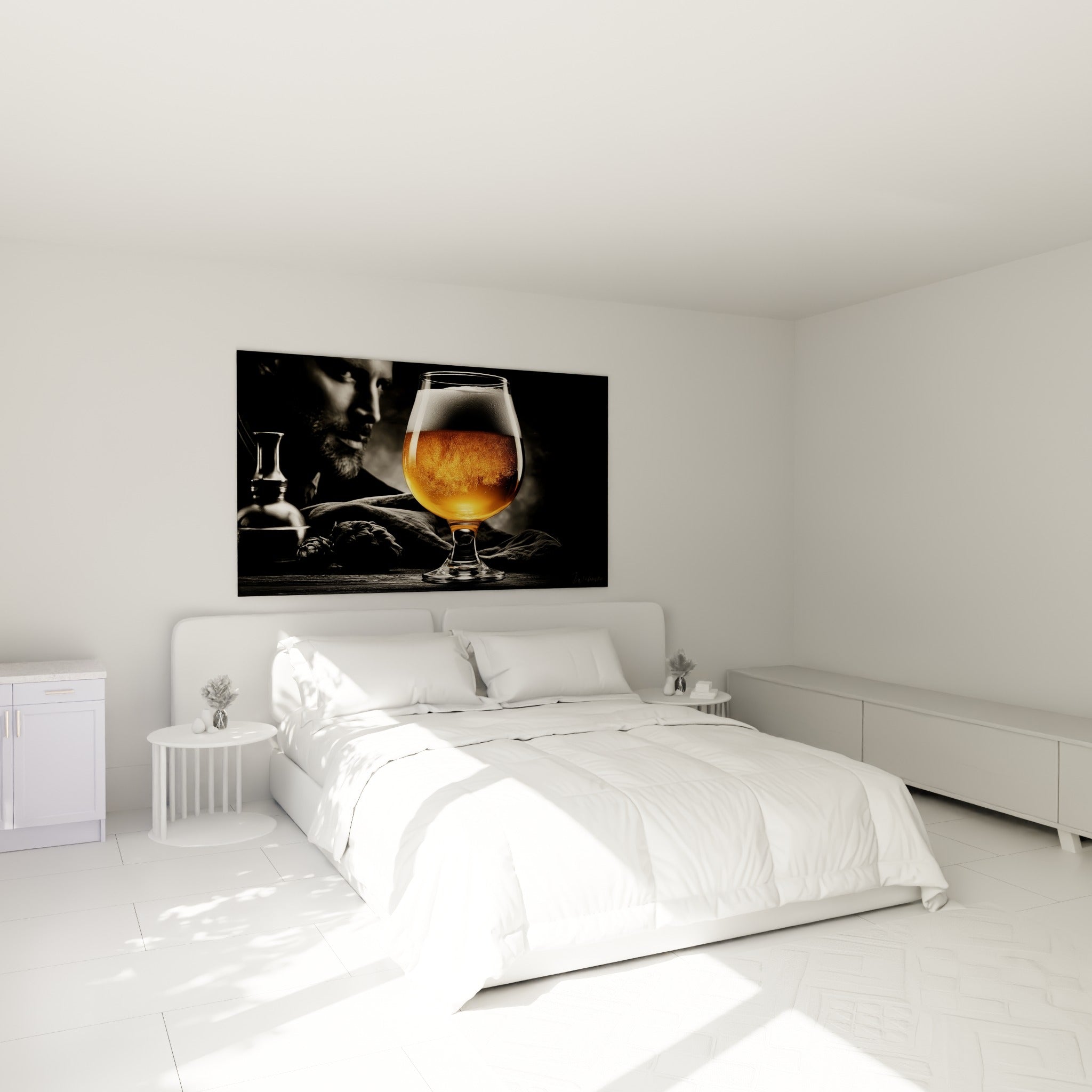Bière dorée mousseuse dans un verre à pied, accrochée au-dessus d'un lit dans une chambre claire
