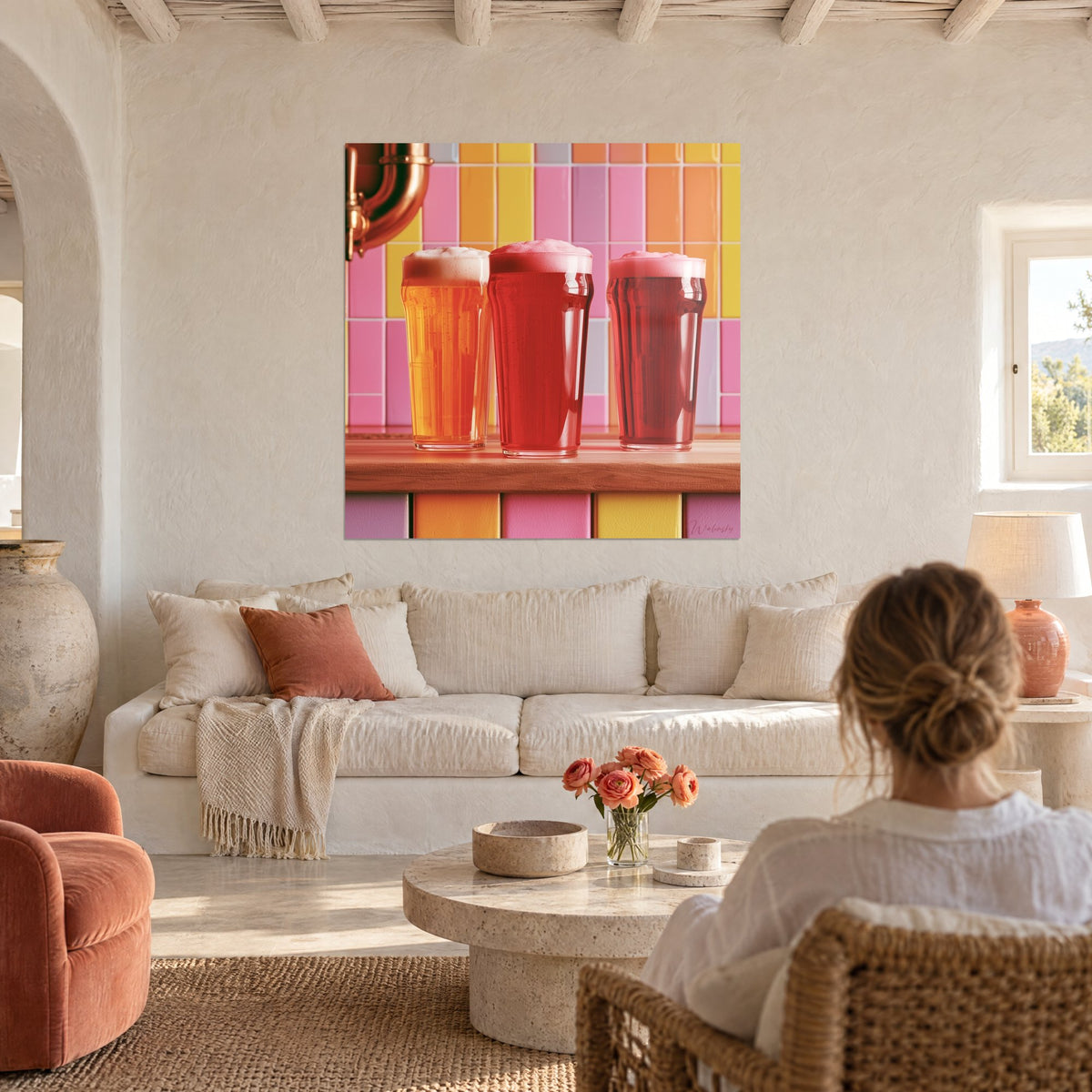 Quadro di tre boccali di birra ambrata e rossa su un bancone in legno, piastrelle rosa e gialle, sopra un divano in un soggiorno luminoso