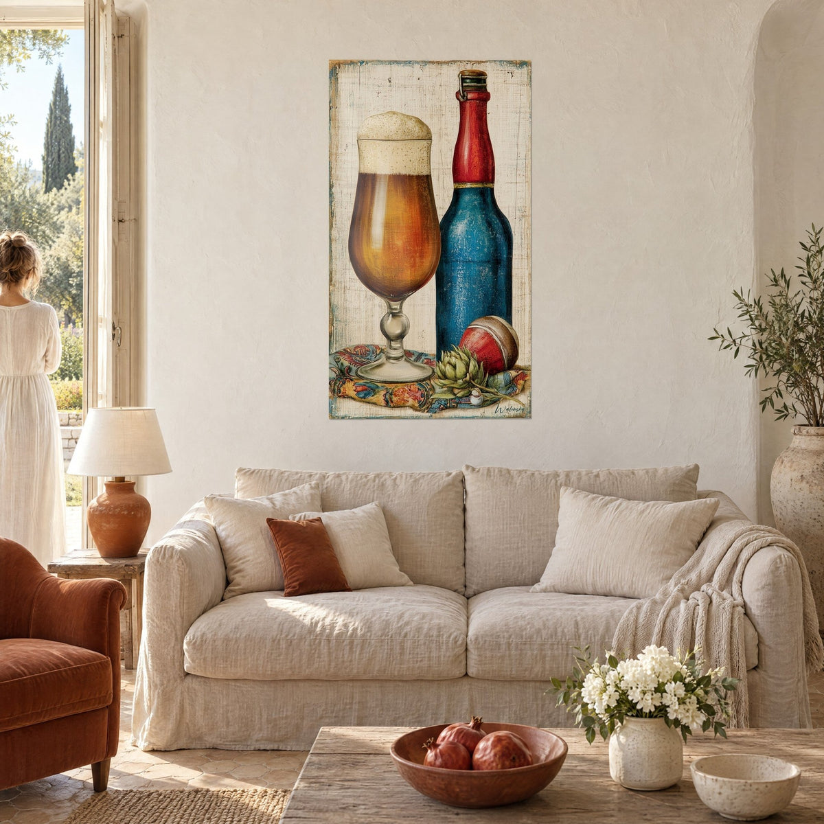 Tableau chope ambrée coiffée de mousse crème près d'une bouteille bleue au col rouge, au-dessus d'un canapé dans un salon lumineux