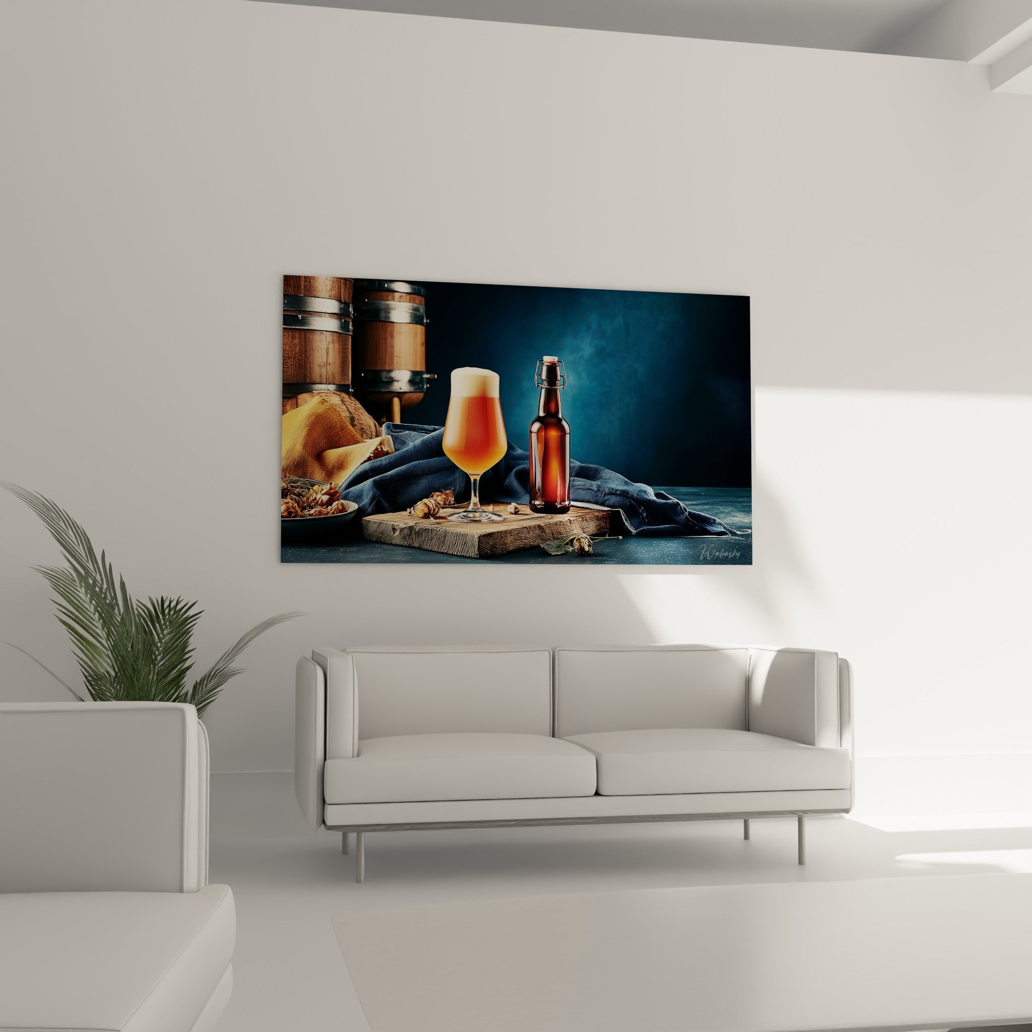 Composition brassicole ocre et bleu nuit disposée au-dessus d'un canapé dans un salon lumineux