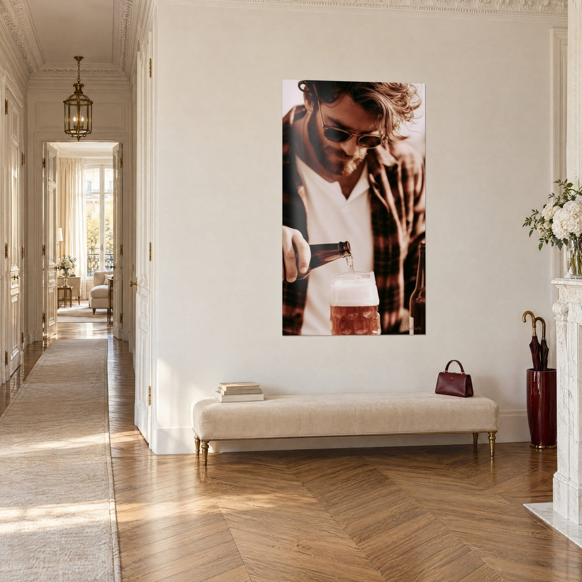 Tableau portrait sépia d'un homme penché sur sa chope mousseuse, t-shirt blanc et chemise rouille, au-dessus d'un banc dans un couloir haussmannien