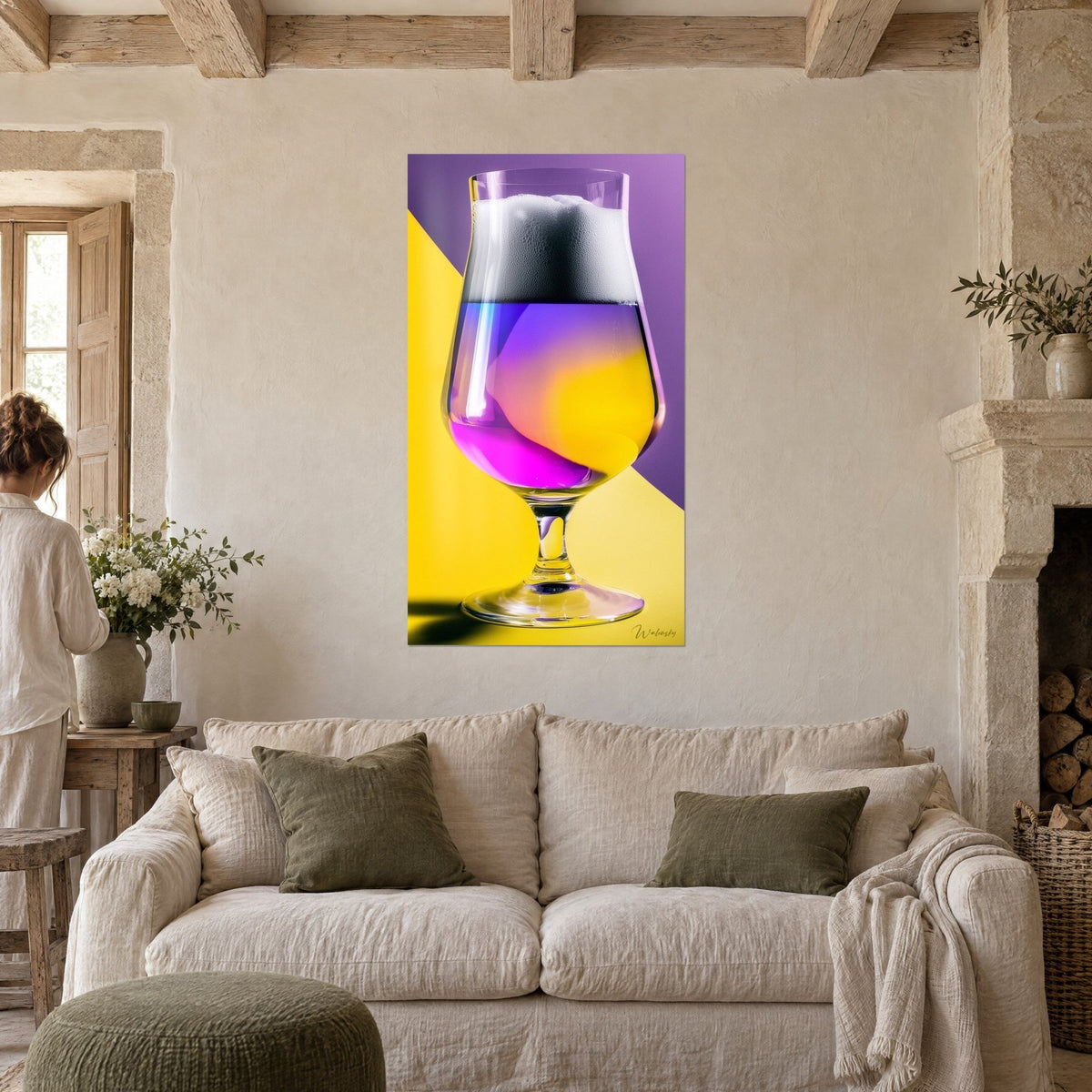 Quadro calice a tulipano su stelo con schiuma bianca sul bordo, sfumatura viola e gialla, sopra un divano in un soggiorno luminoso