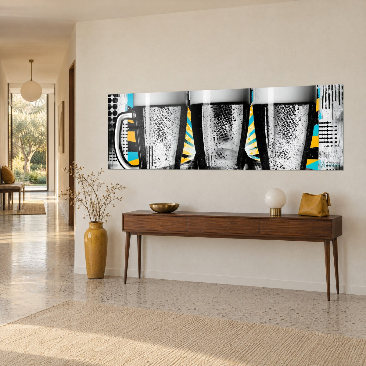 Cuadro vasos de cerveza escarchados con gotas negras, asa cromada, destellos turquesa y dorados, sobre una pared beige junto a una consola