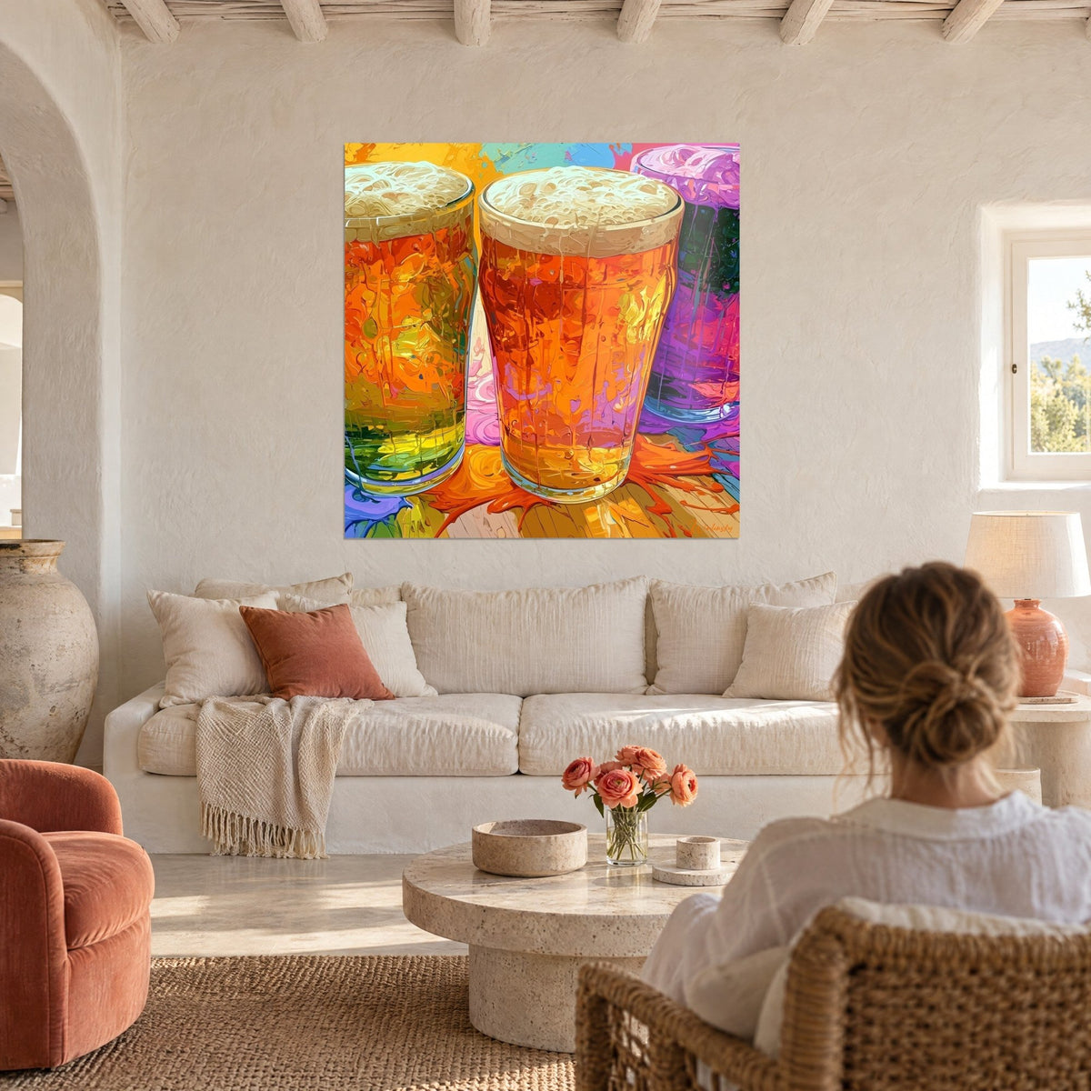 Quadro tre boccali di birra spumosi in arancio ambrato e viola, colature di colore, sopra un divano in un soggiorno luminoso