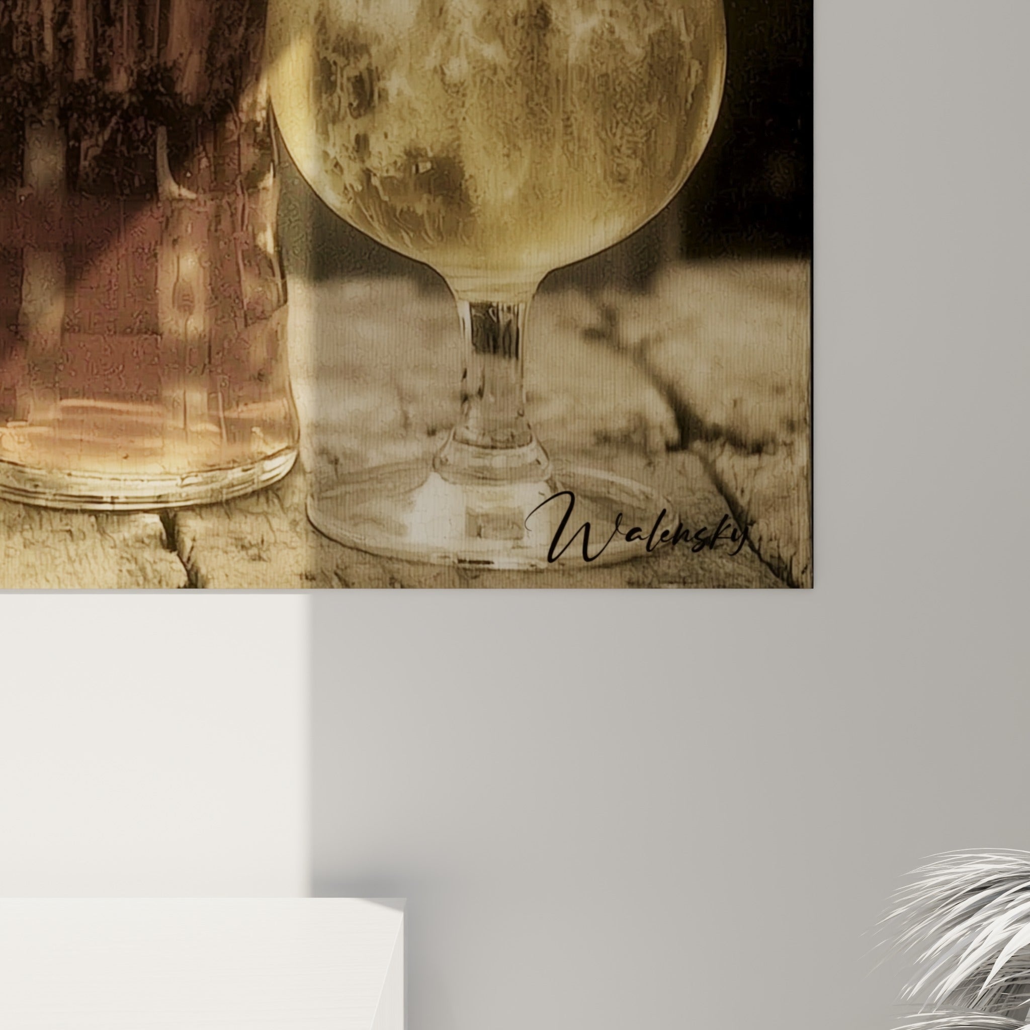 Mousse crémeuse et reflets dorés sur le verre d'une pinte de bière brune texturée